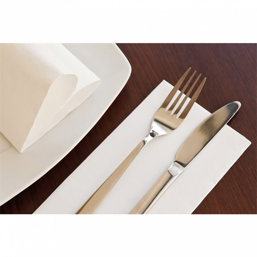 Serviette pliage 1/8 dressée sur table