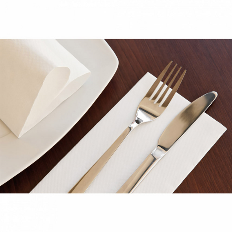 Serviette pliage 1/8 dressée sur table