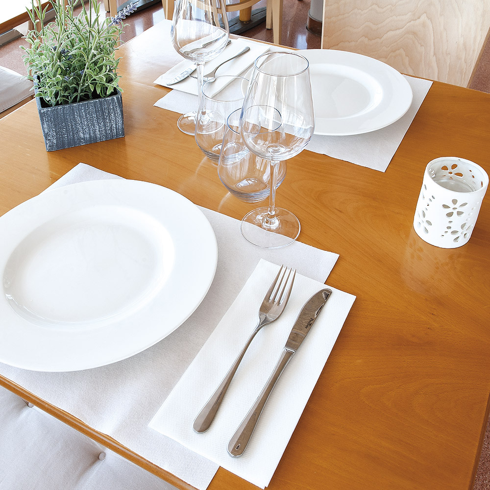 Serviette pliage 1/6 dressée sur table