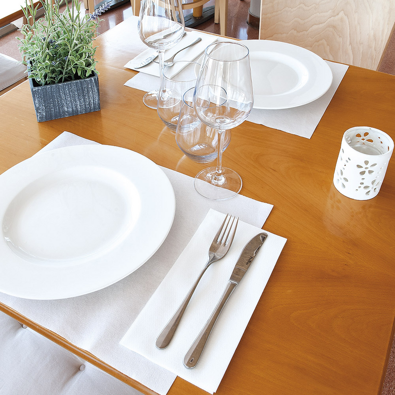 Serviette pliage 1/6 dressée sur table