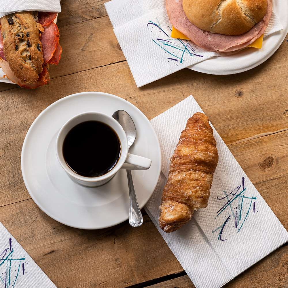 Serviettes Master Servis en distributeur sur une table de café