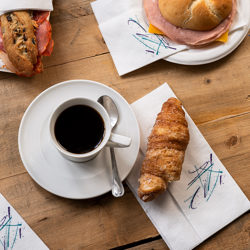 Serviettes Master Servis en distributeur sur une table de café