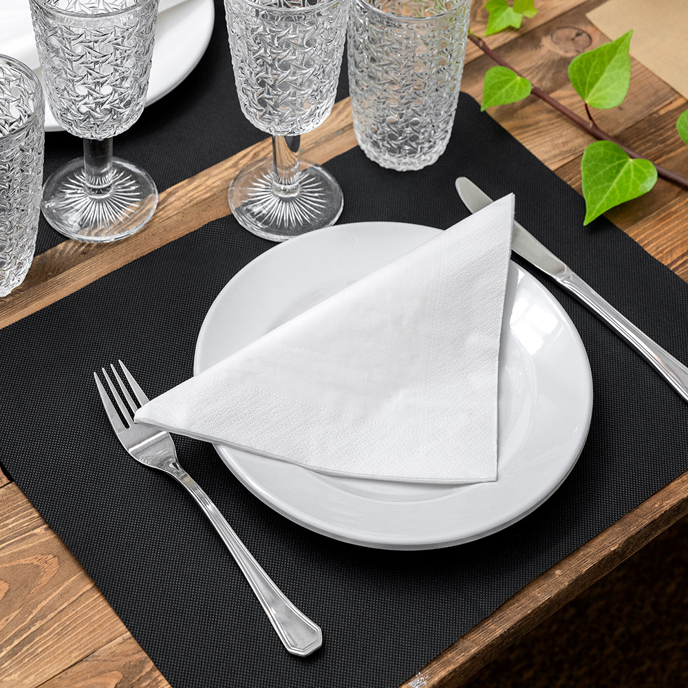 Serviette pliage 1/4 dressée sur table
