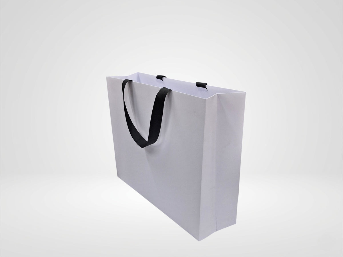 Sac de luxe Modèle M personnalisé – papier offset blanc, poignées ruban – 24+10x25 cm
